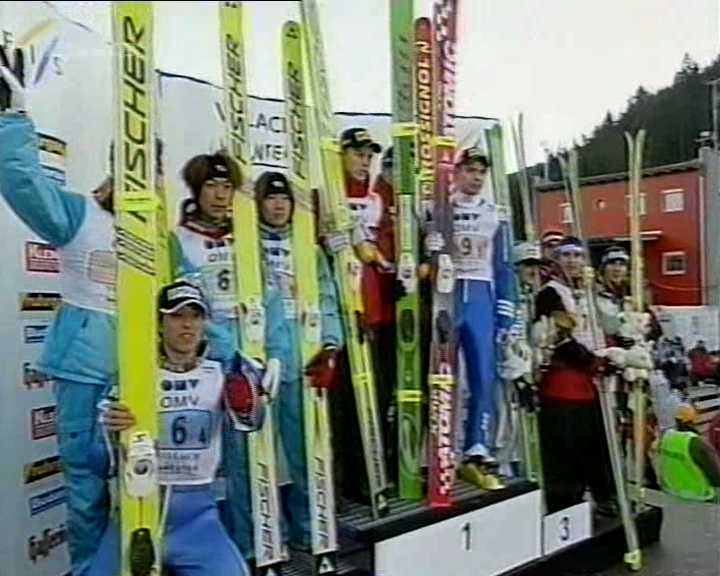 Podium niedzielnego konkursu w Villach (RTL)